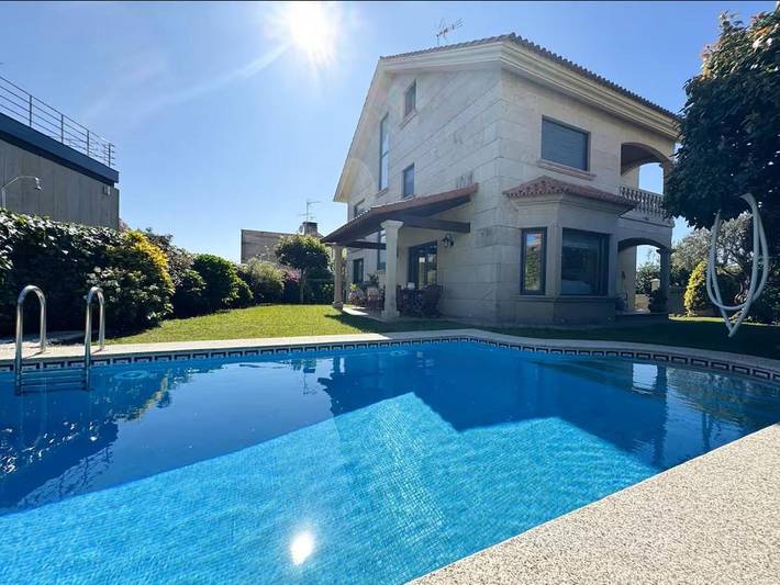 Casa rural para 8 personas, con piscina además de vistas y jardín en Vigo