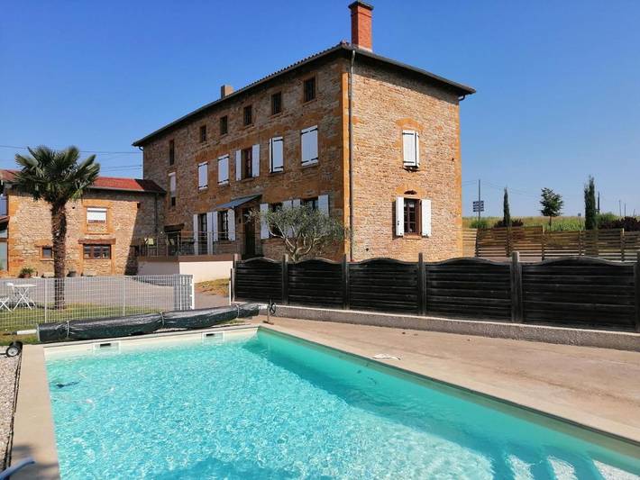 Location de vacances pour 8 personnes, avec Terrasse ainsi que Jardin et Piscine à Saint-Germain-Nuelles