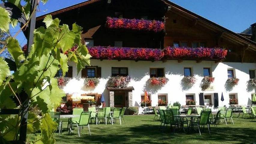 Ferienwohnung für 6 Personen, mit Balkon und Terrasse sowie Whirlpool und Garten im Stubaital