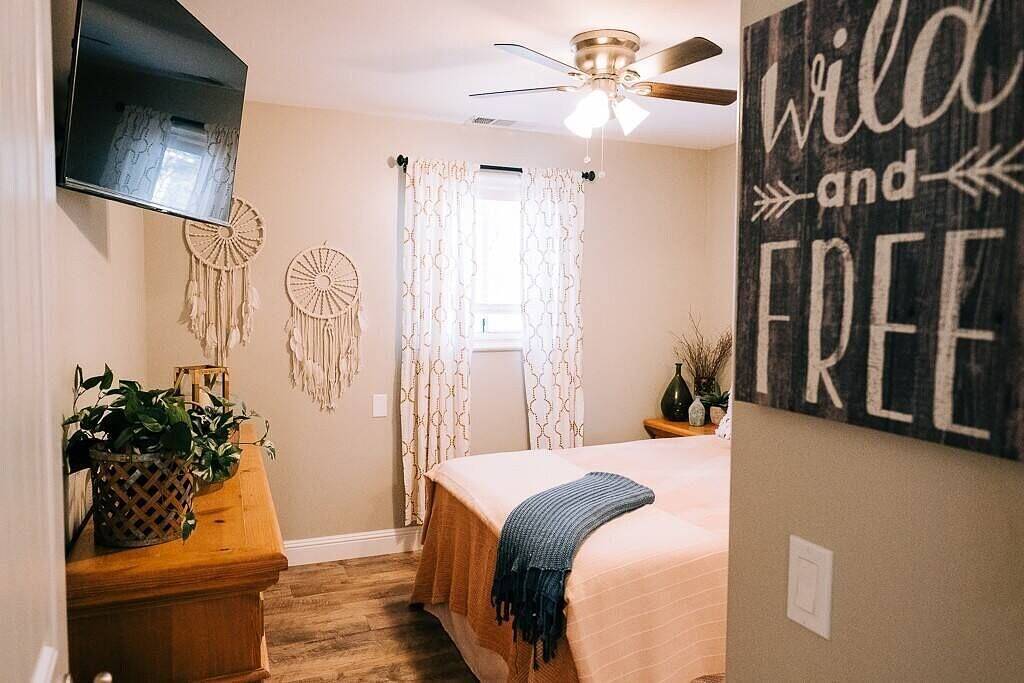 Private boat dock, 2 master bedrooms, Bbq, lake views, close to Yosemite in Bass Lake