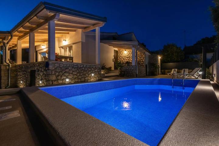 Ferienhaus für 6 Personen, mit Balkon und Terrasse sowie Garten und Pool