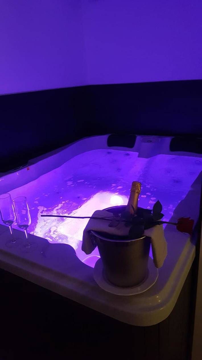 Chambre d’hôte pour 2 personnes, avec Jacuzzi et Terrasse ainsi que Jardin et Piscine à Six-Fours-les-Plages - 4
