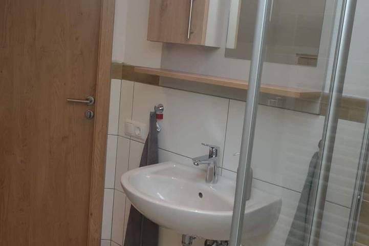 Ganze Wohnung, Ferienwohnung Rott am Inn Obergeschoß mit schönem Balkon in Rott am Inn, Landkreis Rosenheim