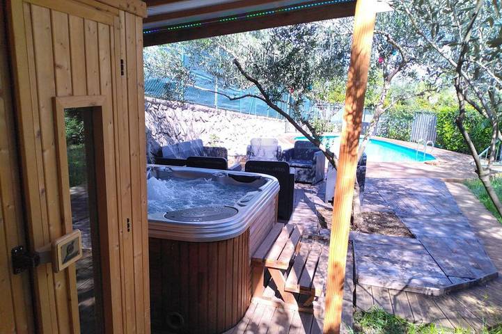 Appartement de vacances pour 6 personnes, avec Jacuzzi et Terrasse ainsi que Jardin et Sauna