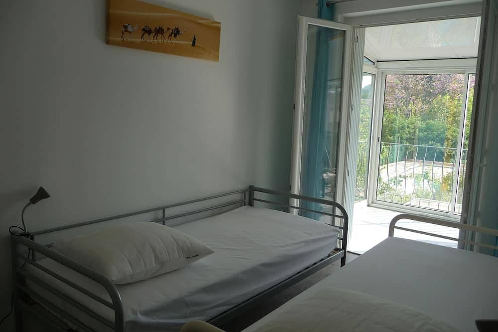 Independent villa with garden and swimming pool area near downtown in Brignoles, Brignoles region