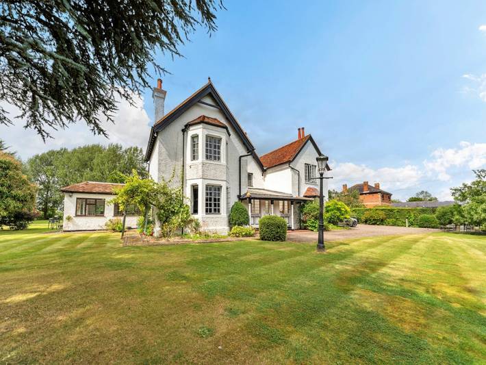 Holiday rental for 16 people, with Balcony and Hot tub as well as Garden in Hertfordshire