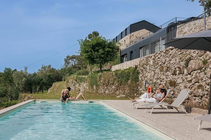 Gîte pour 2 personnes, avec balcon ainsi que jardin et piscine, animaux acceptés