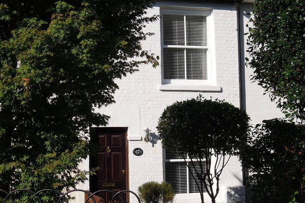 Pretty Victorian cottage (1860) in a charming setting, 15 min walk from seafront in Portsmouth, South East England