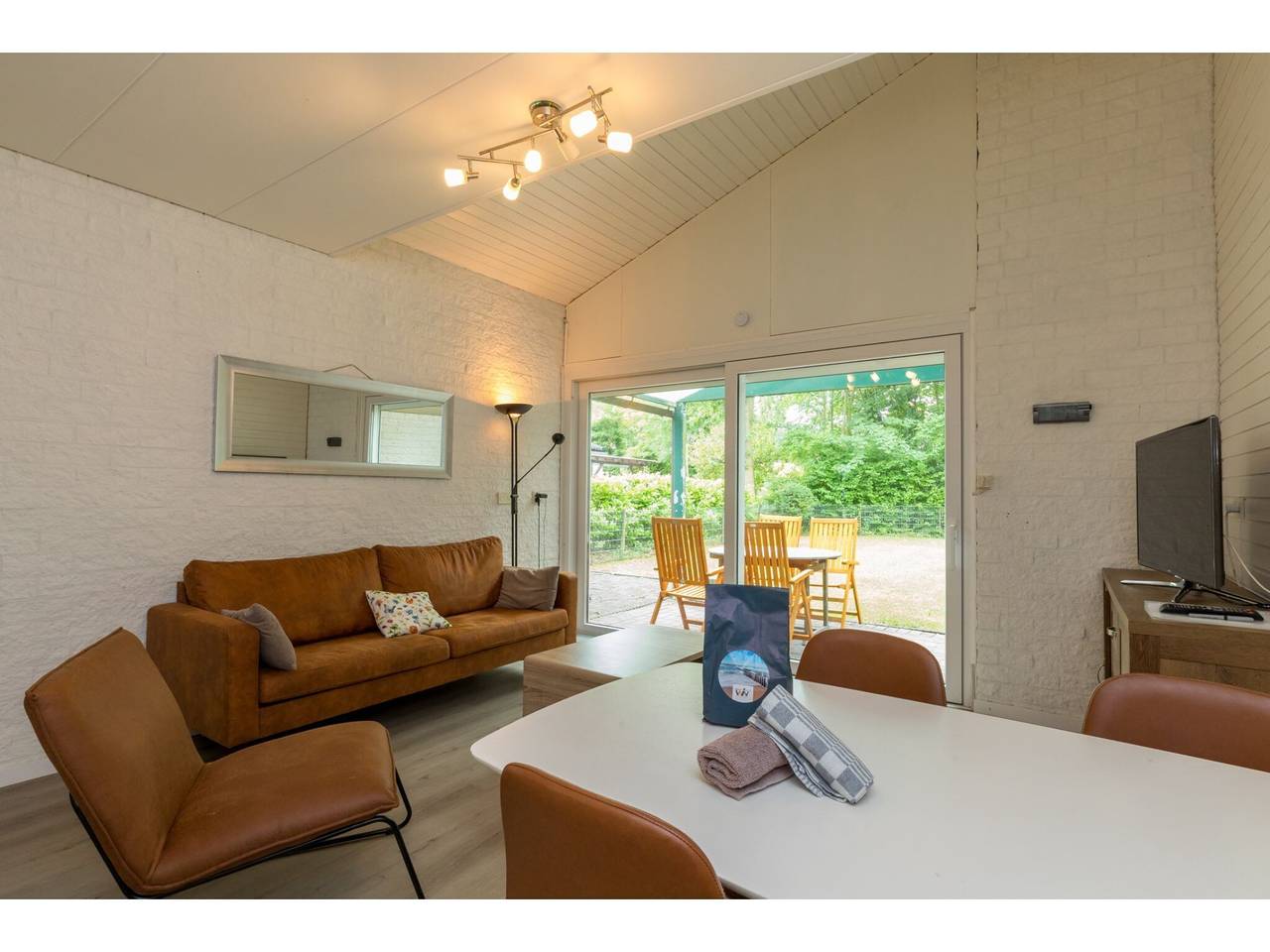 Nice holiday home in a quiet park near the Veerse Meer in Kortgene, Mer du Nord Pays-Bas