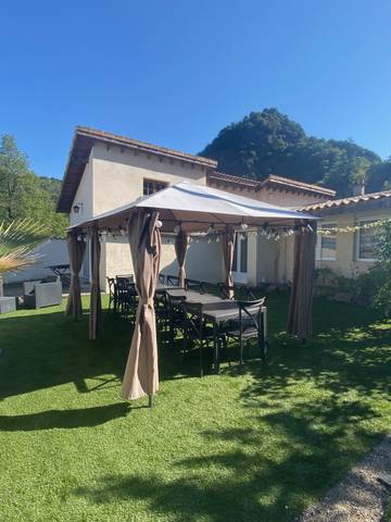 Gîte pour 14 personnes, avec piscine ainsi que jardin et terrasse à Saint-Uze
