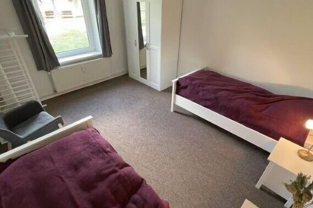 Ganze Wohnung, Ferienwohnung am Düstersee mit Terrasse und Sauna im eigenen Garten in Temmen-Ringenwalde, Barnimerland Region