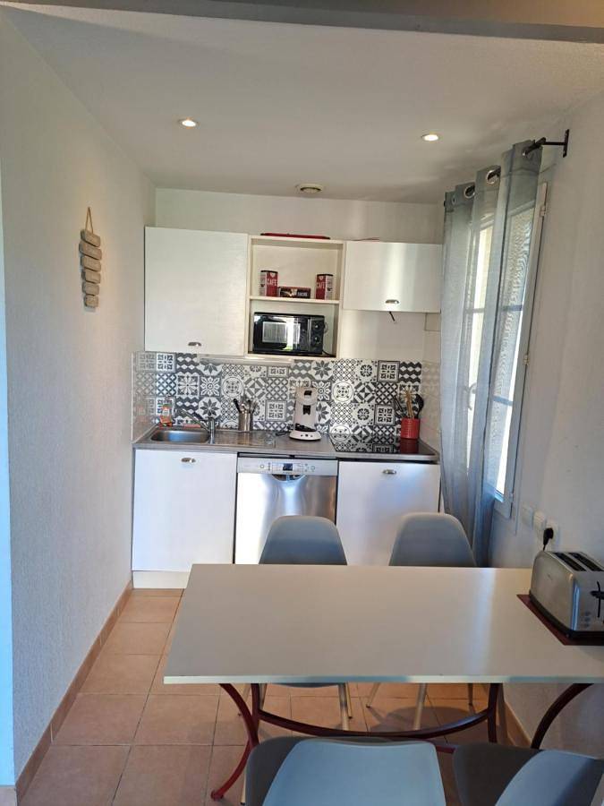 Appartement entier, Two-Bedroom Apartment in Gallargues-le-Montueux, Côte méditerranéenne (France)
