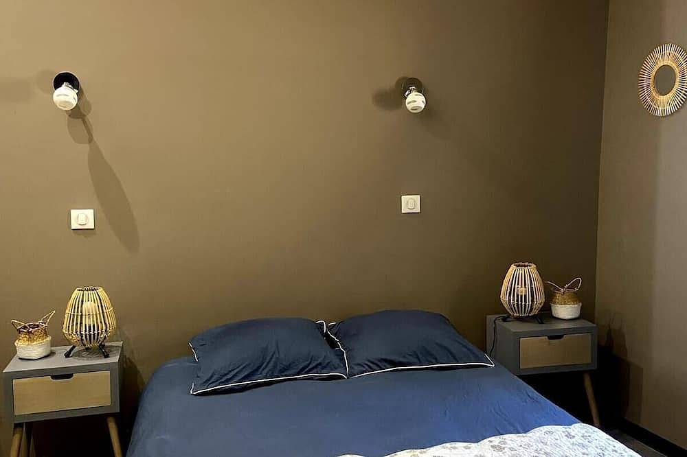 Villa les Volets Bleus, an authentic house in the heart of the city center. in Fontaine-de-Vaucluse, Vaucluse