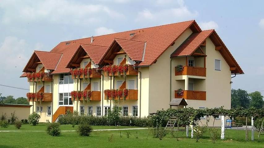 Zimmer für 4 Personen, mit Pool und Terrasse sowie Garten - 1