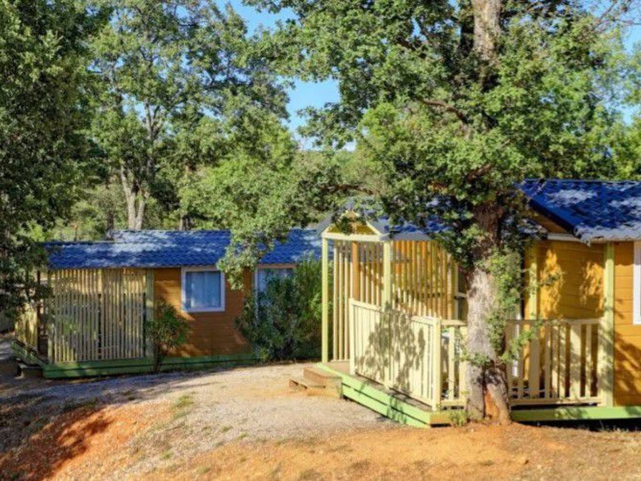 Bungalow for 7 with Terrace and Fully Equipped Kitchen in Esparron-de-Verdon, Verdon Regional Natural Park