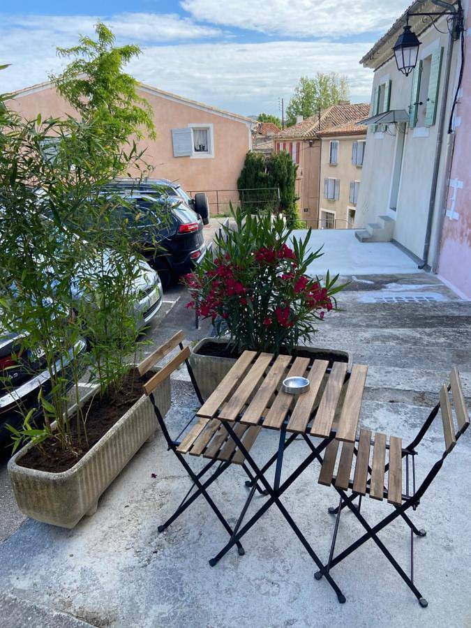 Appartement entier, One-Bedroom Apartment in Lambesc, Région d'Aix-en-Provence