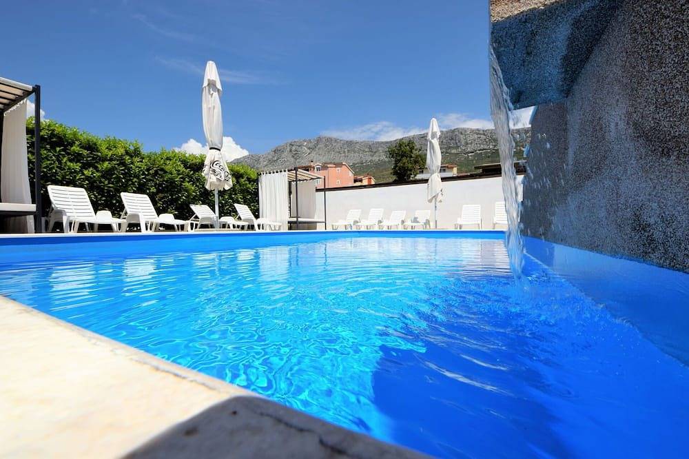 Atemberaubendes alleinstehendes Ferienhaus mit privatem Pool,  W-Lan, Klimaanlage, Tv und Terrasse in Kastel Sucurac, Kaštela