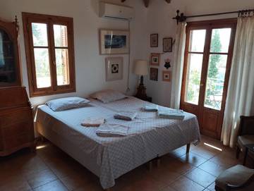 Maison d’hôte pour 2 personnes, avec balcon ainsi que vue et jardin dans Égine