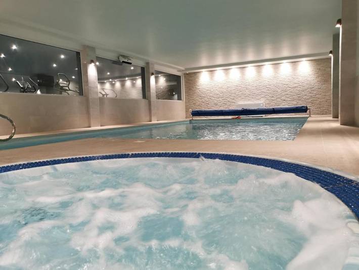 Hotel para 3 personas, con piscina y terraza además de jacuzzi y sauna - 1