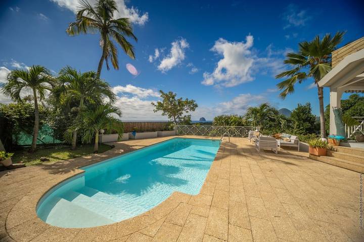 Location de vacances pour 10 personnes, avec piscine ainsi que balcon et jardin à Le Diamant - 4