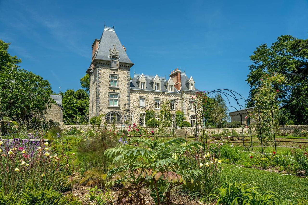Domaine de Kerrosen à proximité du port de Dinan, sur la Rance in Taden, Région de Dinan