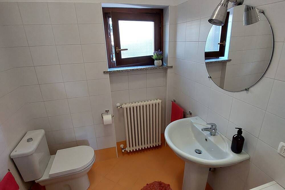 Arona, Lake Maggiore. Entire accommodation + parking space in Arona (Lago Maggiore), Municipio de Arona