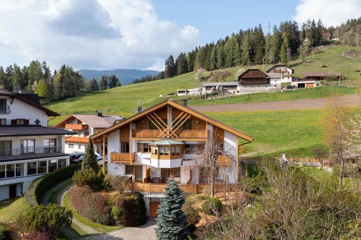 Ferienhaus für 4 Personen, mit Balkon und Whirlpool sowie Terrasse und Garten in Olang - 2