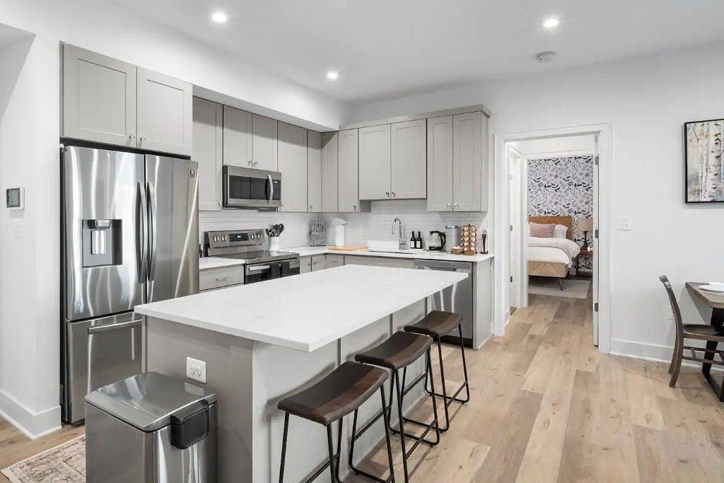 Ganze Wohnung, 1/2 Block from King Street, Elegant Old Town Oasis ~ King Bed♛ ~ Free Parking in Alexandria (VA), Alexandria City