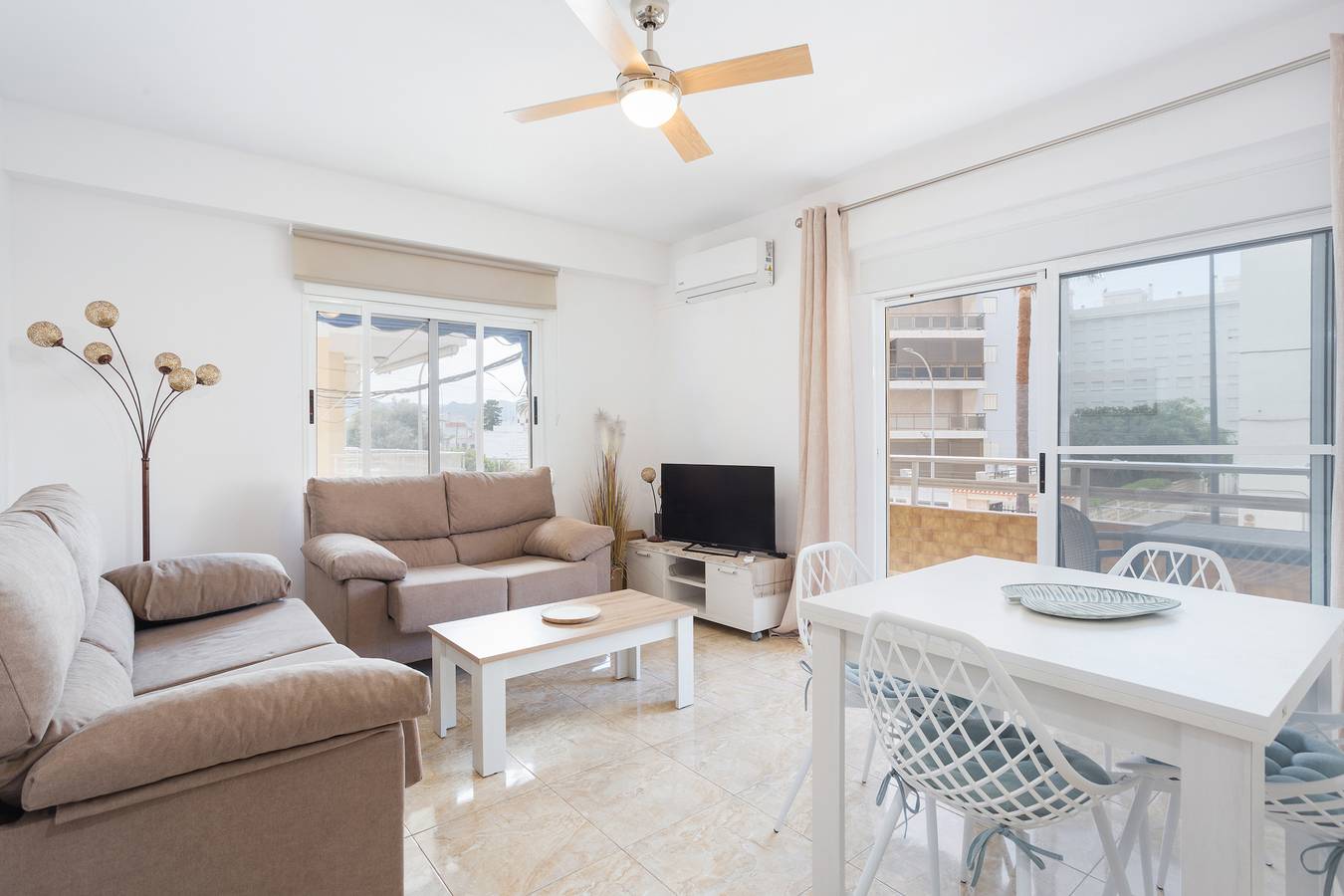 Apartamento entero, Apartamento 'Daimuz Holidays' con vistas al mar, balcón y Wi-Fi in Daimuz, Costa de Valencia