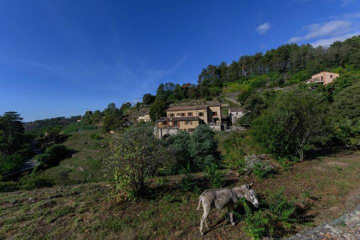Location de vacances pour 3 personnes, avec terrasse et piscine dans Largentière