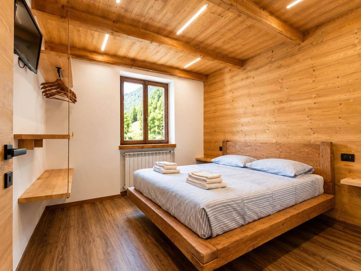 Skywood Chalet, Panoramic Mountain and Lake Views in Mello, Alpes de la Bernina