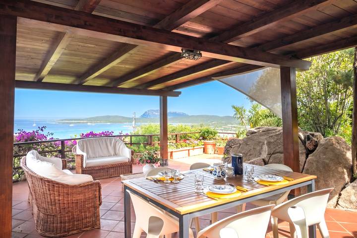 Location de vacances pour 7 personnes, avec vue sur l’océan et terrasse à Porto Rotondo