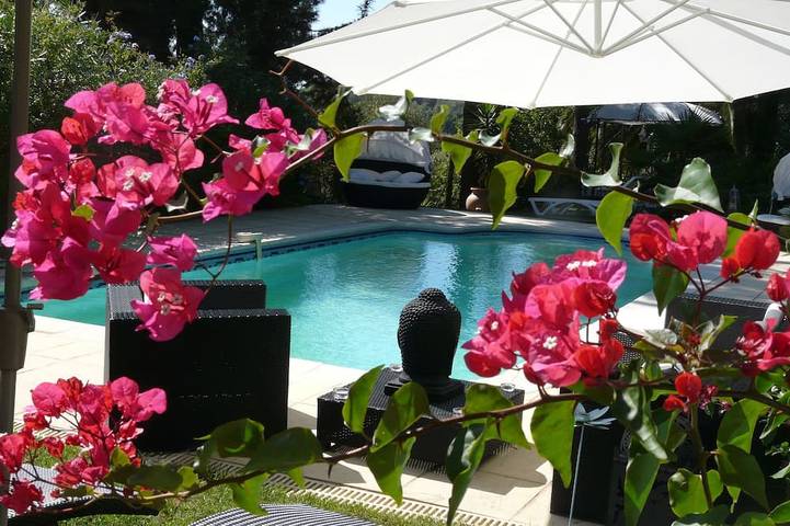 Location de vacances pour 9 personnes, avec jacuzzi ainsi que jardin et sauna, animaux acceptés à Eccica-Suarella