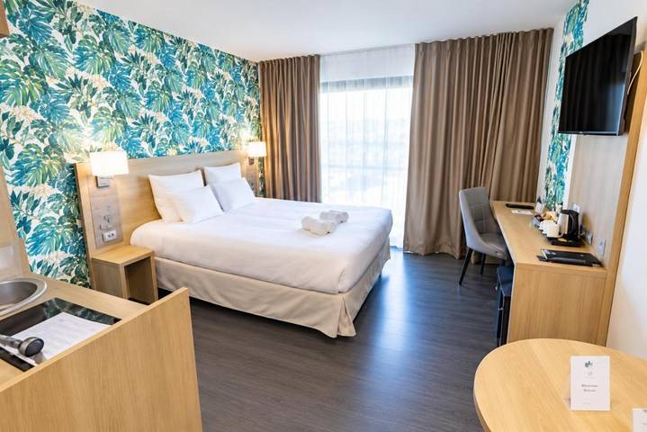 Hôtel pour 4 personnes, avec Terrasse ainsi que Jardin et Piscine à Trignac