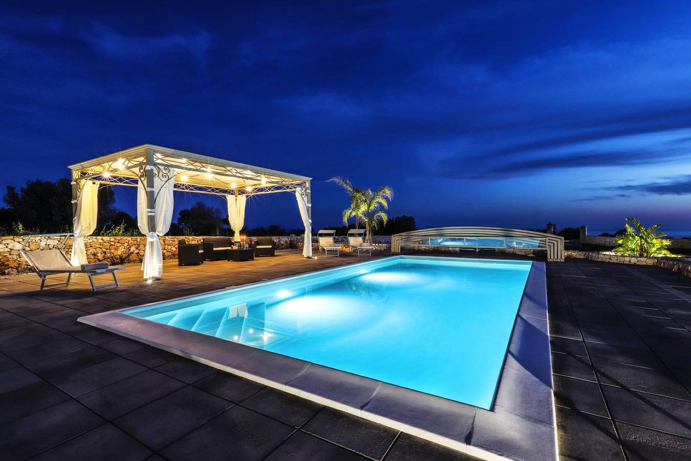 Large villa (2 apt) with pool & rooftop jacuzzi in Salve, Golfo de Tarento
