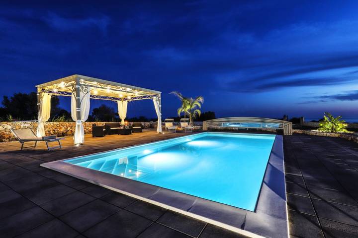 Large villa (2 apt) with pool & rooftop jacuzzi in Salve, Gulf of Taranto