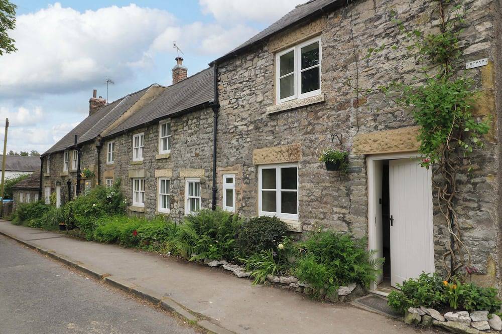 Hope Cottage, family friendly, with open fire in Great Longstone in Great Longstone, Derbyshire