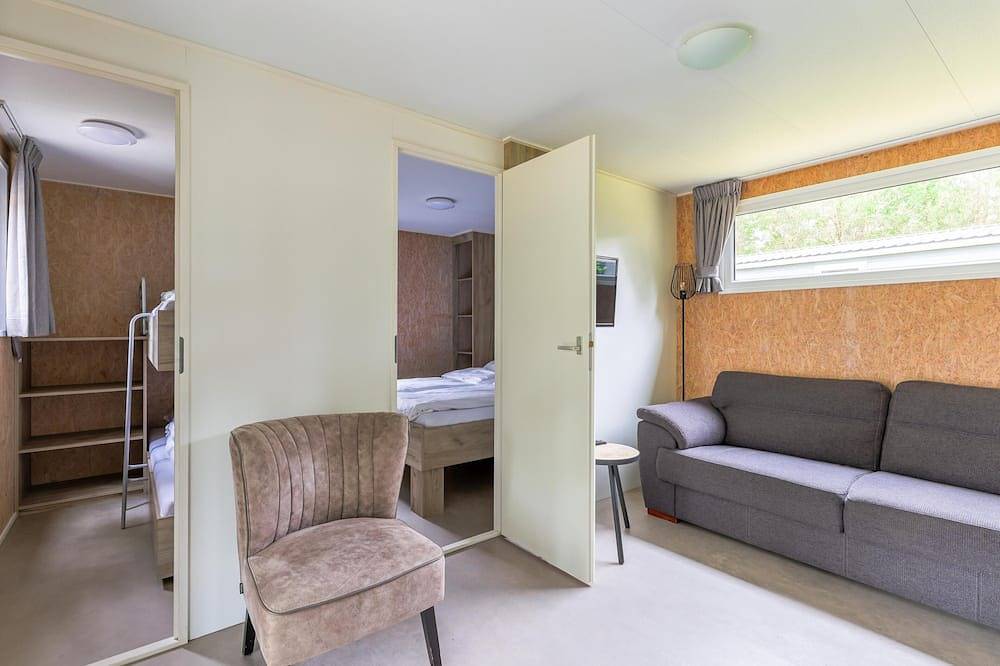 Komfortables Chalet auf einem bewaldeten Camping in Nordbrabant