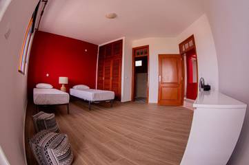 Chambre d’hôte pour 2 personnes, avec jardin et piscine ainsi que balcon et vue dans Praia