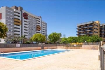 Apartamento para 6 personas, con jardín y piscina además de piscina para niños y jacuzzi en Paterna