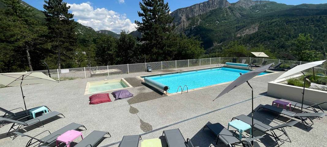 Gîte pour 6 personnes, avec piscine ainsi que terrasse et jardin à Clamensane