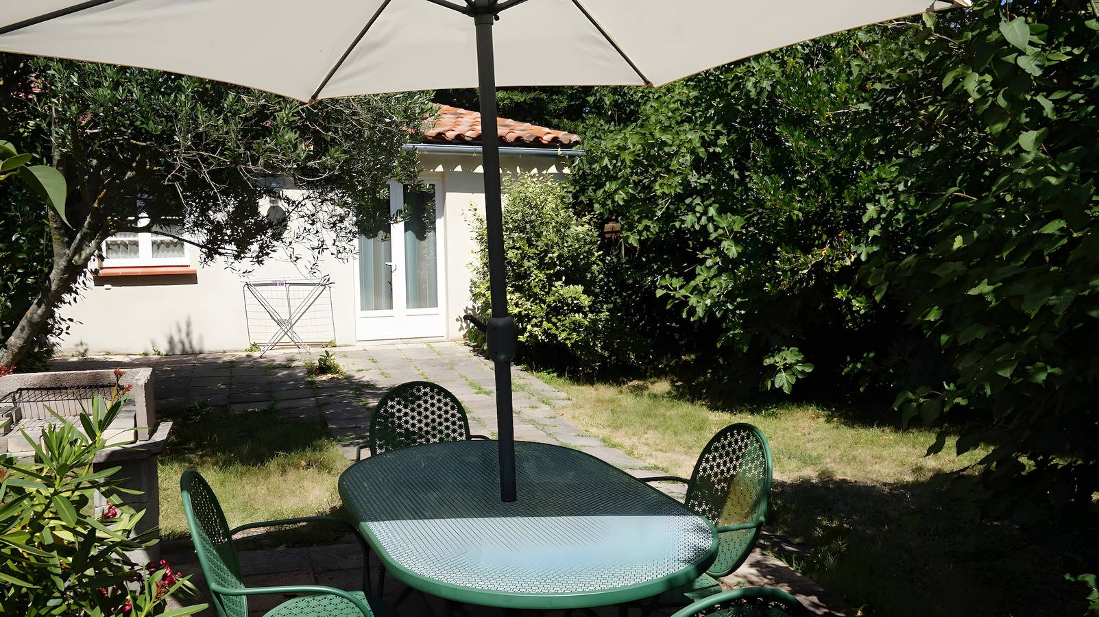 Gîte Le Tournesol – Vue Montagne, Piscine Partagée et Wi-Fi in Salles-sur-l'Hers, Région de Carcassonne