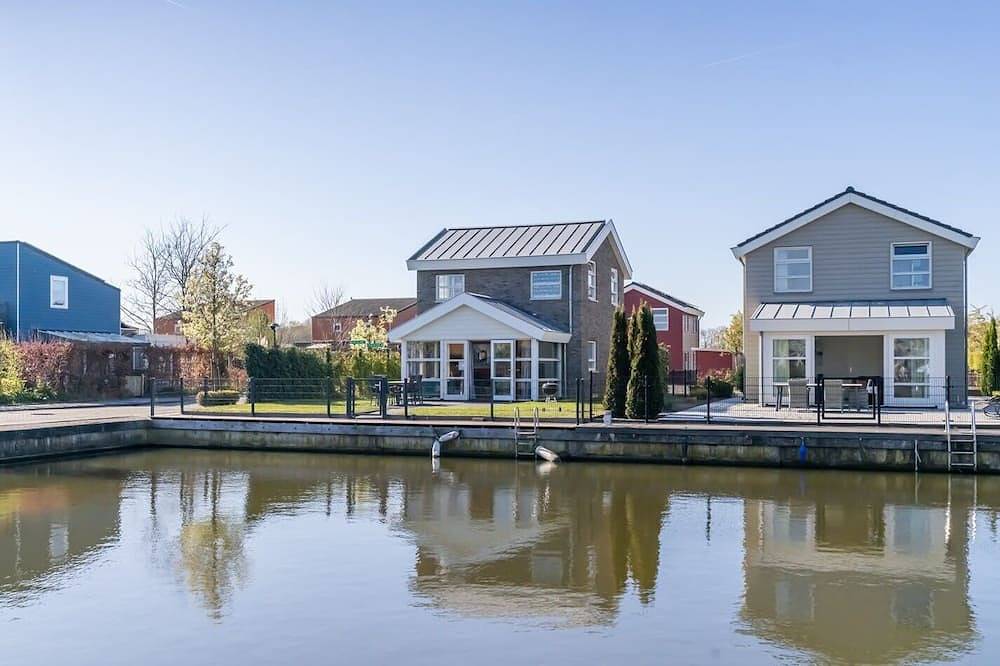 Geräumiges, modernes Inselhaus an einer Ecke mit vollständig umzäuntem Garten, ideal für Kinder. in Oude-Tonge, Goeree-Overflakkee