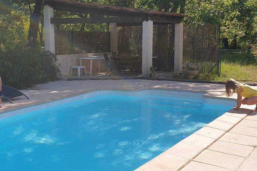 Bastidon provençal entouré de verdure avec piscine privee in Camps-la-Source, Côte méditerranéenne (France)