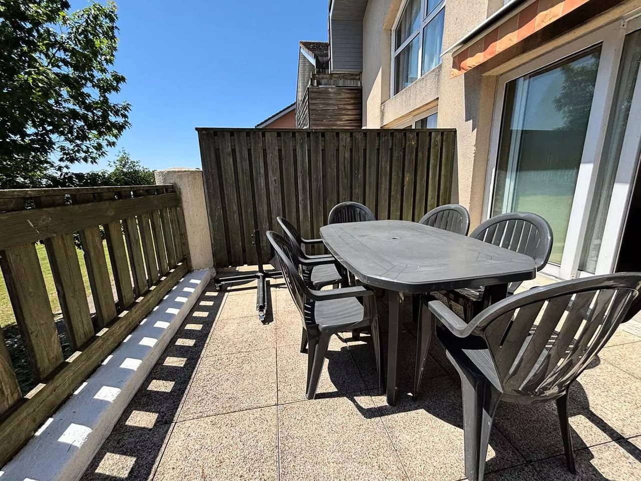 Ganze Wohnung, 228 - Wohnung T3 im Erdgeschoss für 6 Personen mit Terrasse in der Nähe des Sees in Hourtin, Regionaler Naturpark Médoc