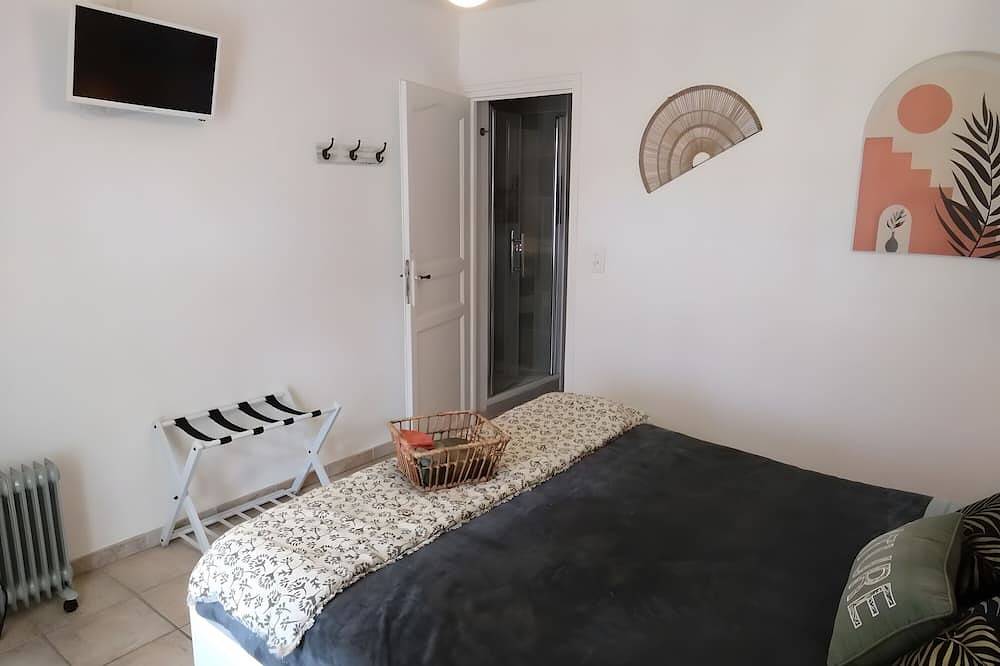 Guest Room 'A L'ombre Des Amandiers - Room 1' with Shared Pool, Communal Garden and Wi-Fi in Saint-Martin-d'Ardèche, Gorges de l’Ardèche