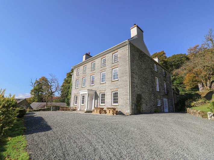 Log cabin for 20 people, with Garden in Powys