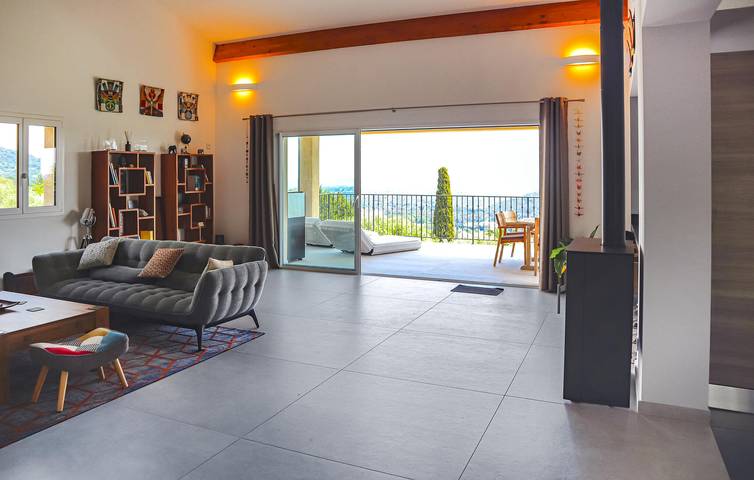 Gemütliche 1-Zimmer-Wohnung mit Terrasse in der Nähe des Stadtzentrums von Peymeinade in Spéracèdes, Mittelmeerküste (Frankreich)