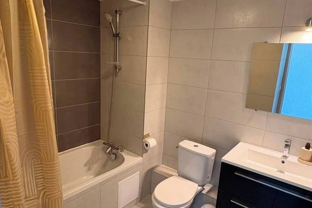 Appartement entier, Grand studio porte de lyon zone Techlid + parking wifi in Dardilly, Lyon et ses environs