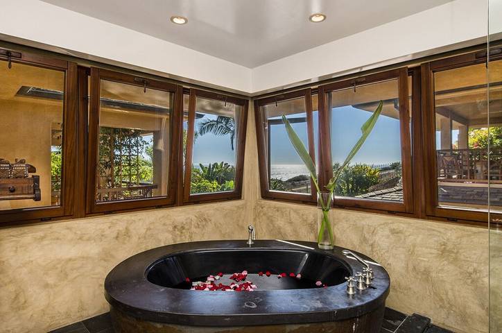 Holiday rental for 10 people, with balcony and hot tub as well as garden in Laguna Beach